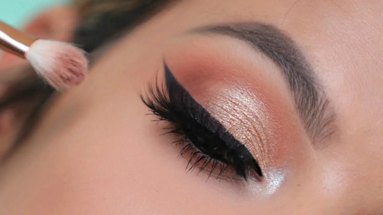 How To Blend Eyeshadow Like A Pro